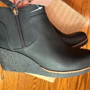 Dr. Scholl's Black Wedge Ankle Boots Ladies Size 7.5 NEW